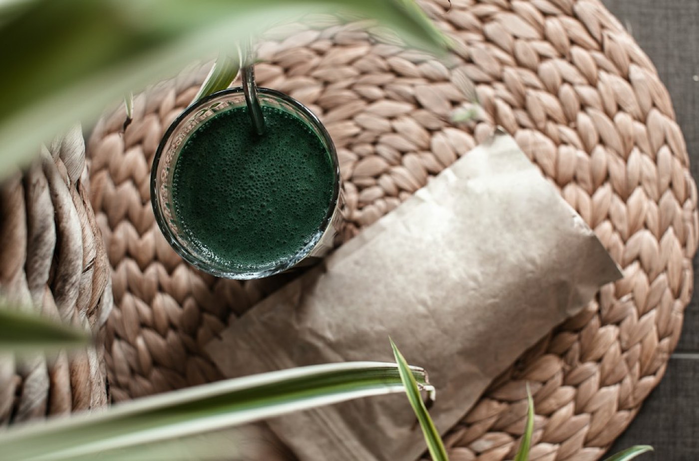 Spiruline : bénéfices, risques et recommandations
