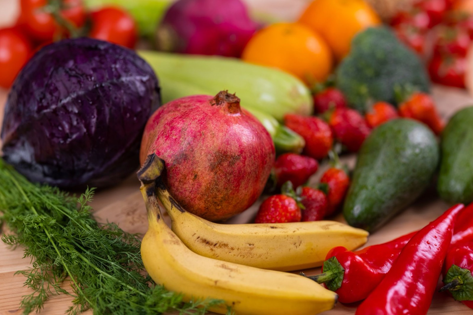 légumes et fruits frais posés sur une table en bois, source d'une alimentation équilibrée