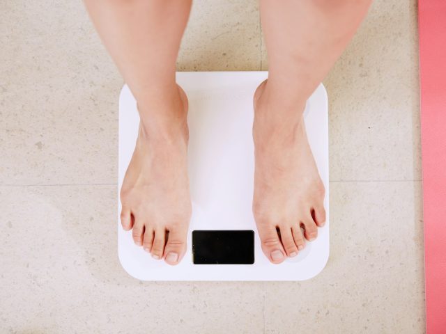 Les clés pour perdre du poids durablement : méthodes éprouvées et erreurs à éviter