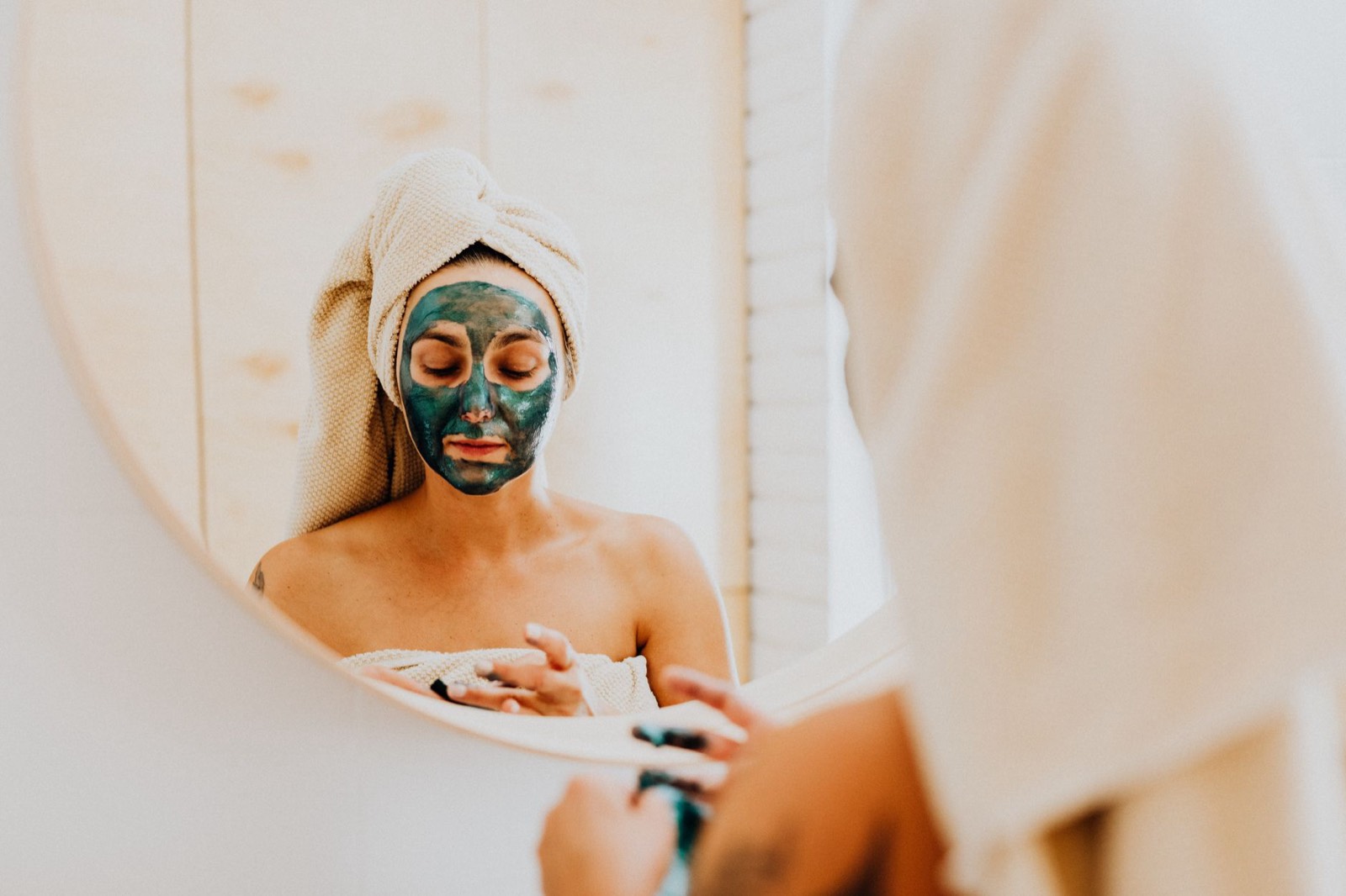 Routine de soin de la peau devant un miroir de salle de bain