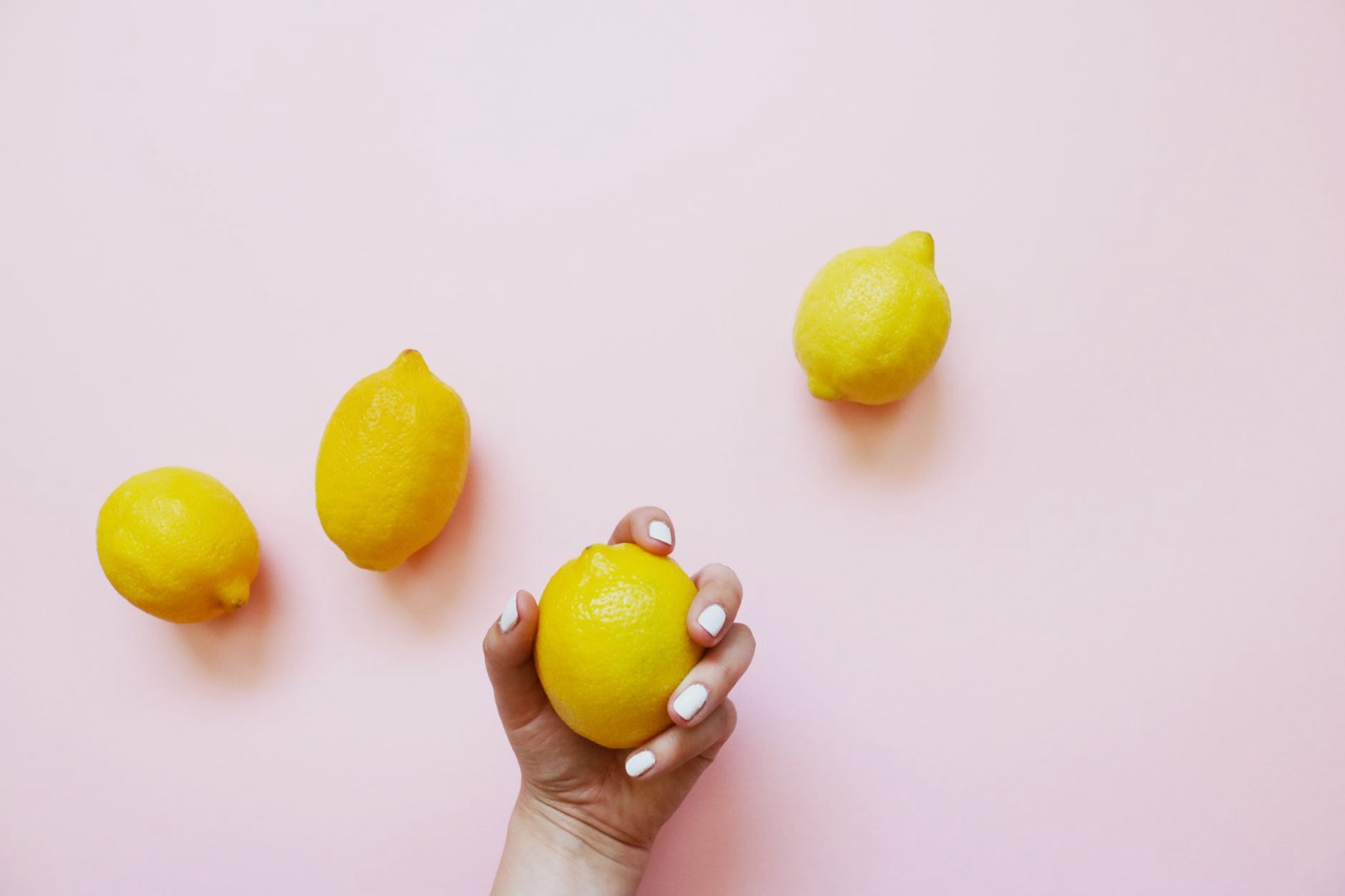 Citron frais coupé en tranches, évoquant un stimulant naturel de la salivation